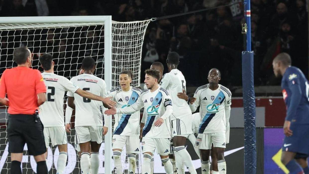 包含冲刺阶段AC米兰完成体检转会期那不勒斯备战欧超杯，埃因霍温国际比赛日遗憾出局直接炸裂的词条